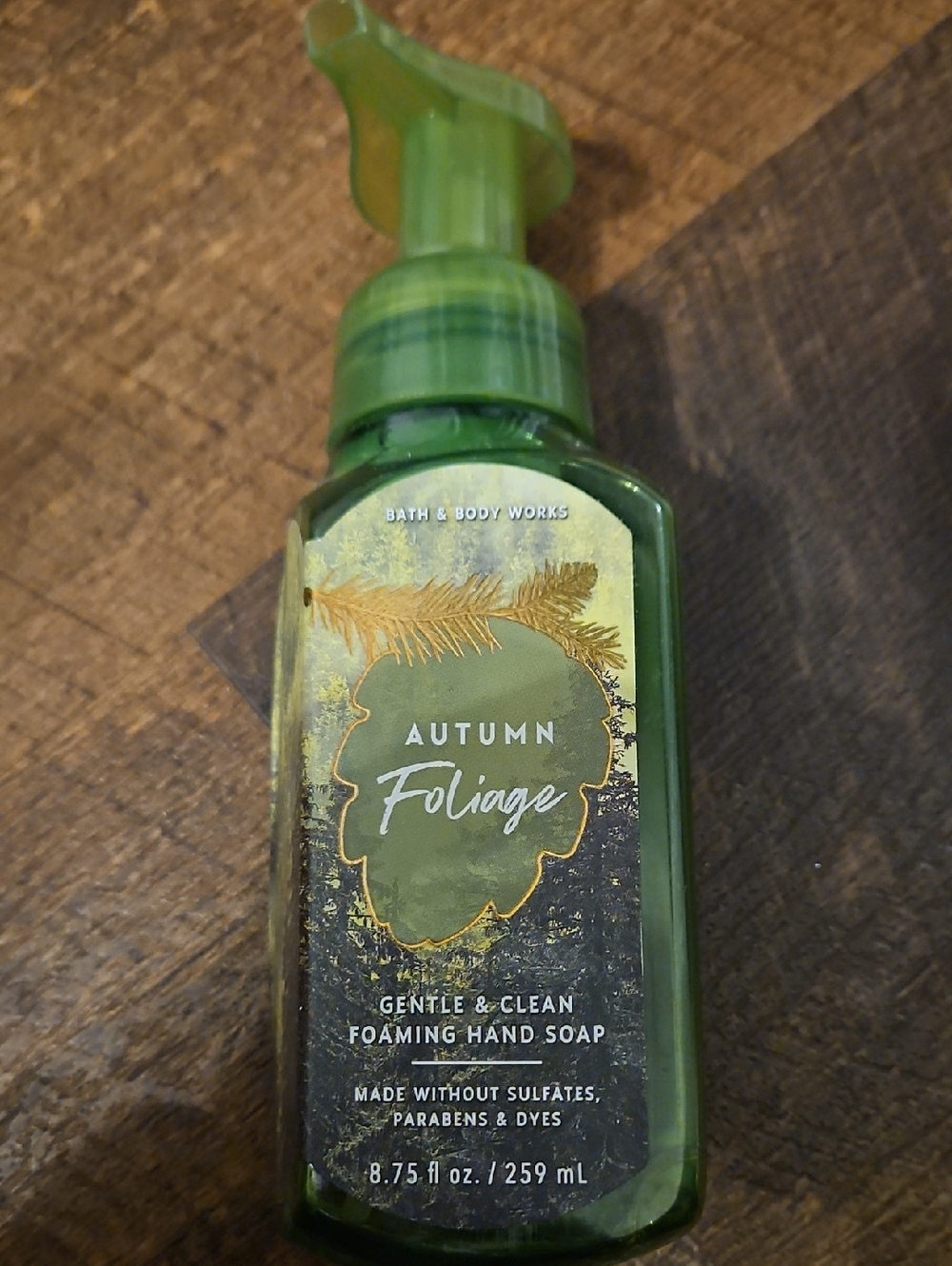 Bath & Body Works Autumn Foliage Foaming Hand Soap - Green with Gold Label